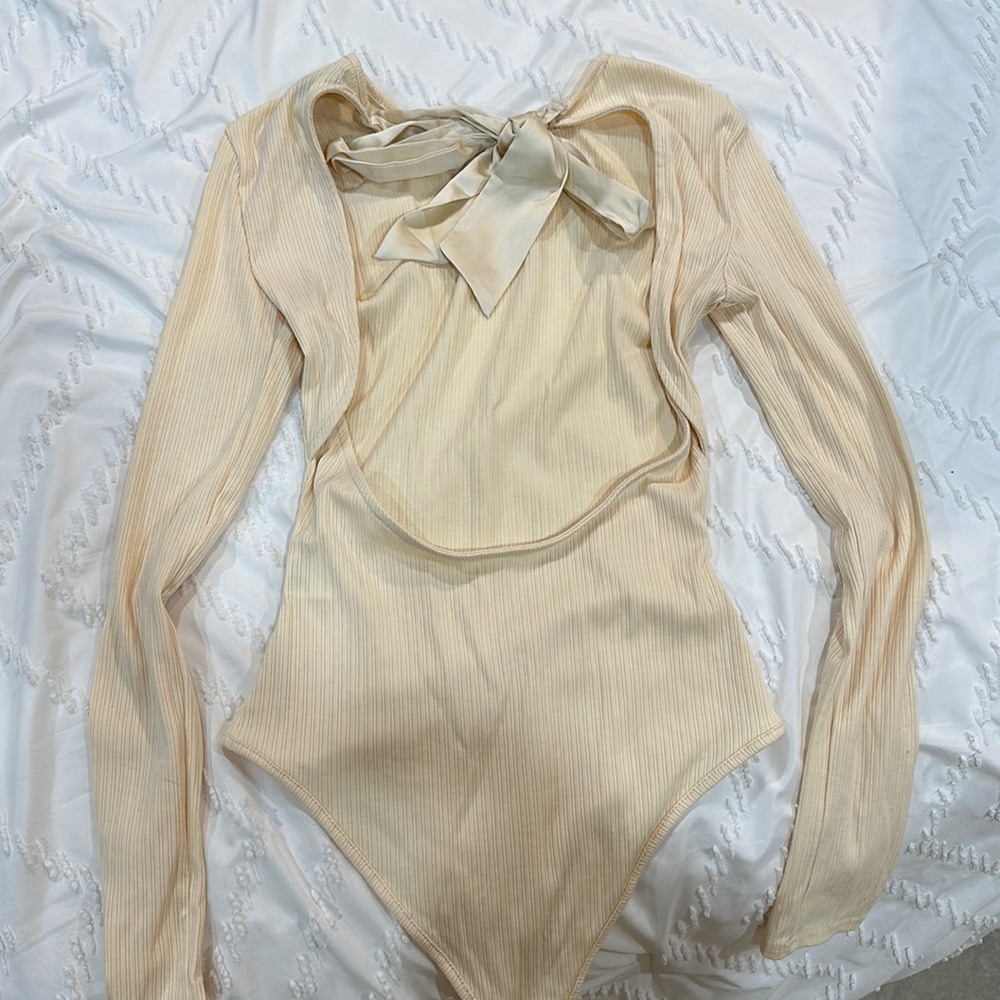 Open back bodysuit with ribbon